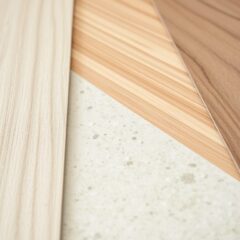 Podłogi antyalergiczne: wybór materiału i faktury, które ograniczają kurz i roztocza