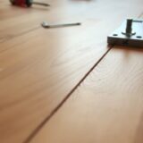 Skrzypiąca podłoga: jak zlokalizować przyczynę i naprawić bez konieczności demontażu całej podłogi